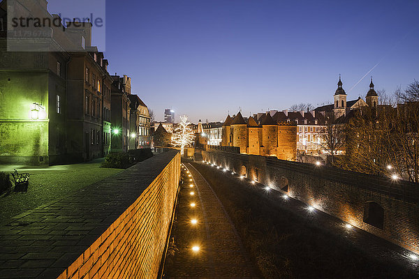 Polen  Warschau  Altstadt bei Nacht  historisches Stadtzentrum