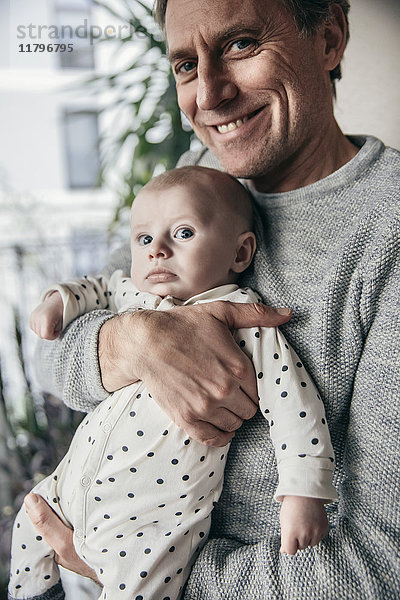 Lächelnder Vater hält Baby