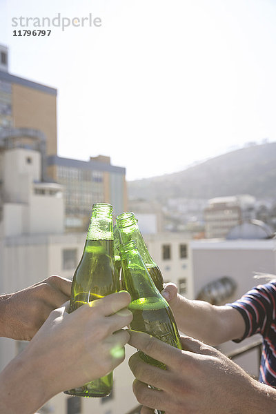 Freunde bei einem Drink auf der Dachterrasse