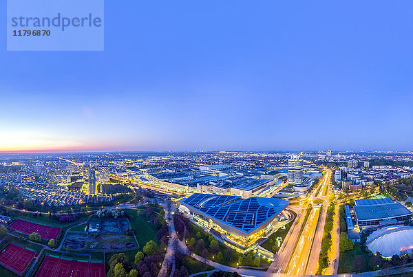 Deutschland  Bayern  München  Stadtbild am Olympiapark bei Nacht  Drohnenfotografie