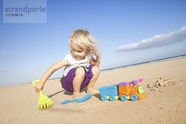 Spanien  Fuerteventura  Mädchen spielt am Strand