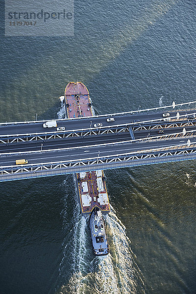 USA  New York City  Barge Segeln unter der Manhattan Bridge auf dem East River  Luftaufnahme