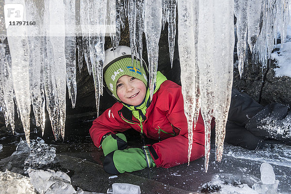 Junge versteckt sich in Höhle mit Eis