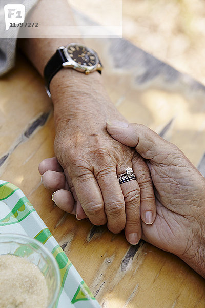 Älteres Paar hält Hände  Nahaufnahme