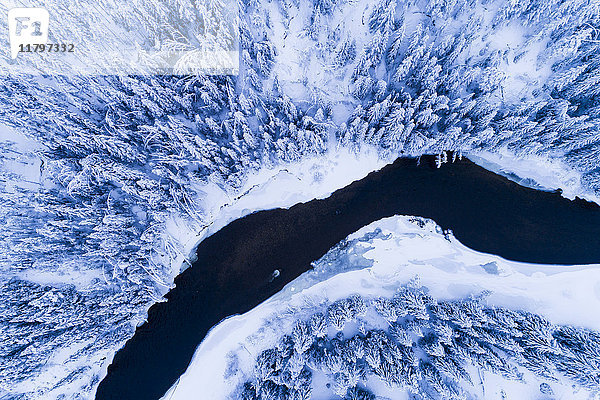 Winterlandschaft mit Fluss