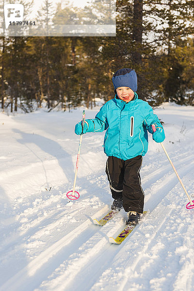 Junge beim Skifahren