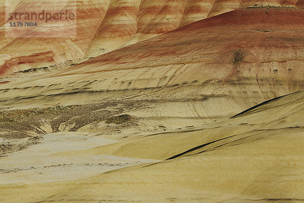 The Painted Hills  Landschaft mit roten Schichten  die sich durch die Hänge des John Day Fossil Beds National Monument in Oregon zieht.