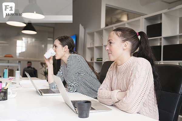 Frauen  die im Büro arbeiten