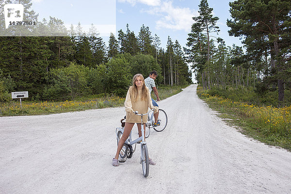 Vater und Tochter beim Radfahren