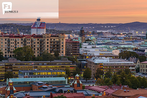 Stadt in der Abenddämmerung