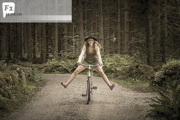 Glückliches Teenager-Mädchen auf dem Fahrrad