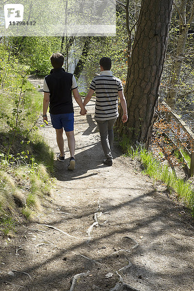 Männliches Paar beim Spaziergang im Wald