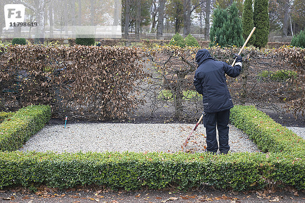 Mann arbeitet im Garten