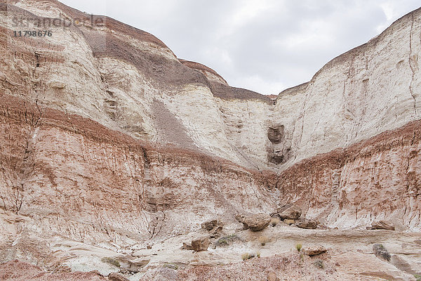 Die Bentonithügel im Cathedral Valley  farbige Gesteinsschichten und Formationen des Cainville Wash im Capitol Reef National Park in Utah.