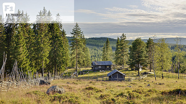 Landschaft mit Holzhaus