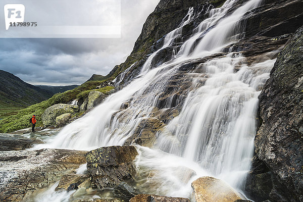 Wanderer mit Blick auf einen Wasserfall