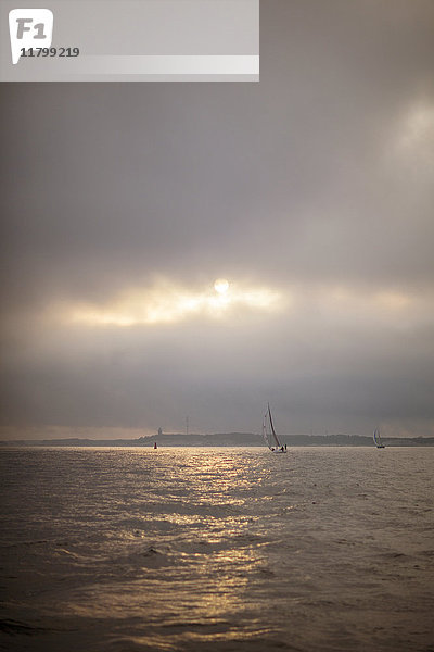 Segelboote auf dem Meer bei Sonnenuntergang