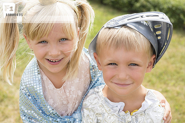 Junge und Mädchen in Kostümen