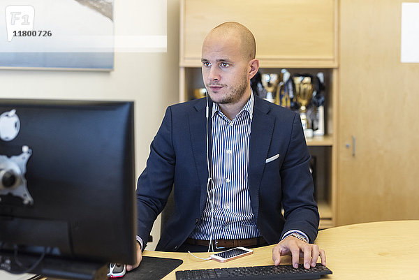 Mann arbeitet im Büro