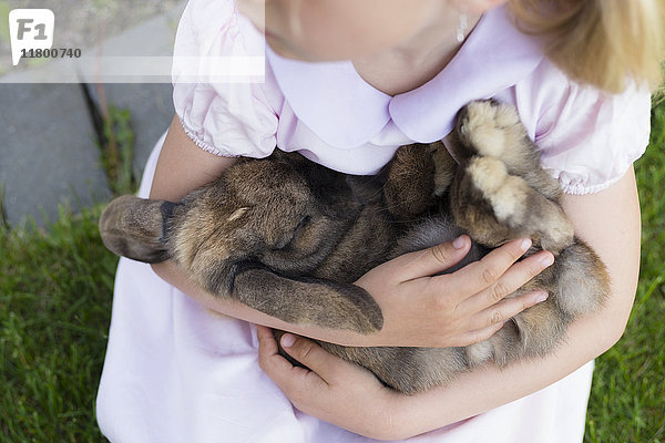Mädchen hält Kaninchen