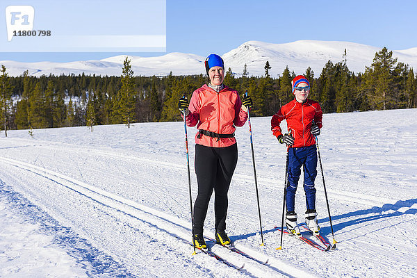 Mutter und Sohn beim Skilanglauf