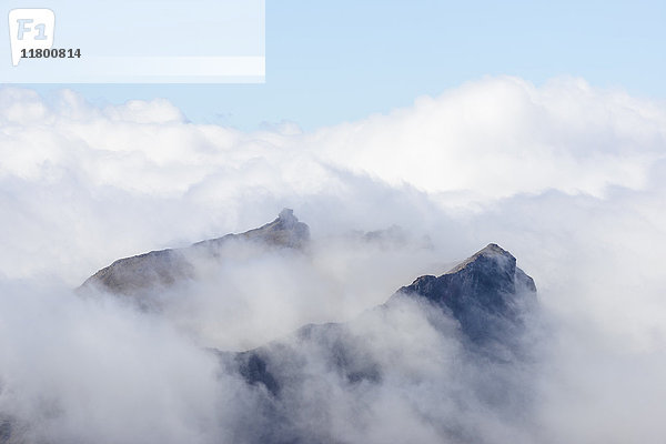 Berggipfel in Wolken