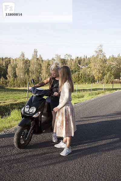 Teenager-Mädchen mit Motorroller