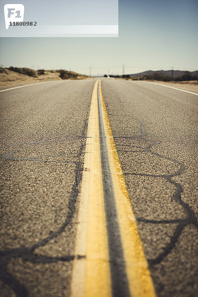 Fahrbahnmarkierungen auf leerer Straße in der Wüste