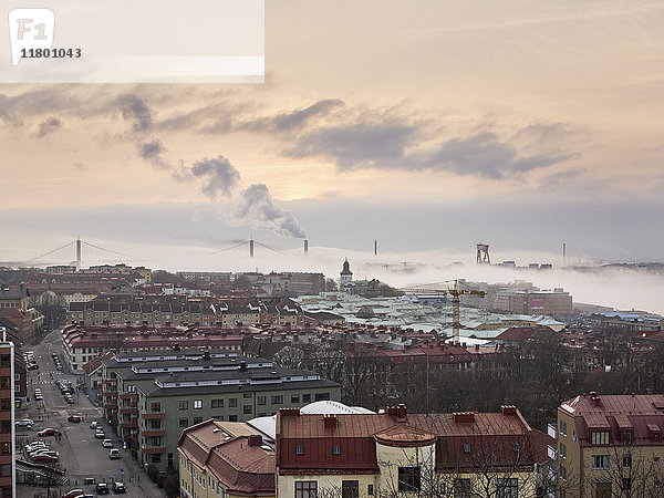 Stadt im Morgennebel