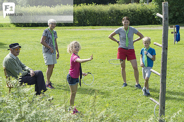 Familie spielt Quoits