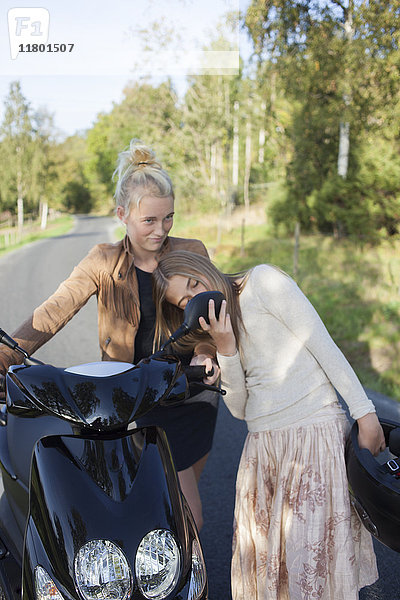 Teenager-Mädchen mit Motorroller