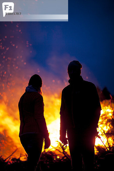 Menschen mit Lagerfeuer in der Nacht