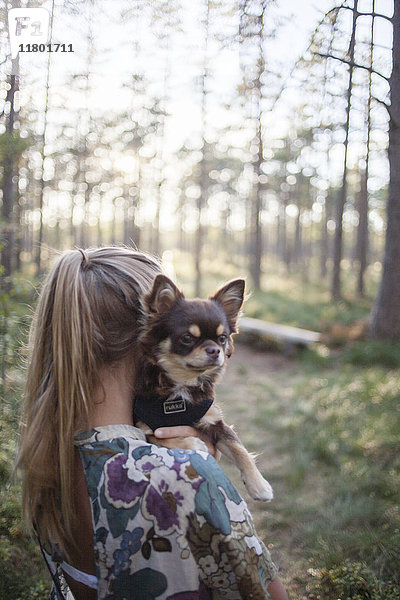 Mädchen mit Hund im Wald