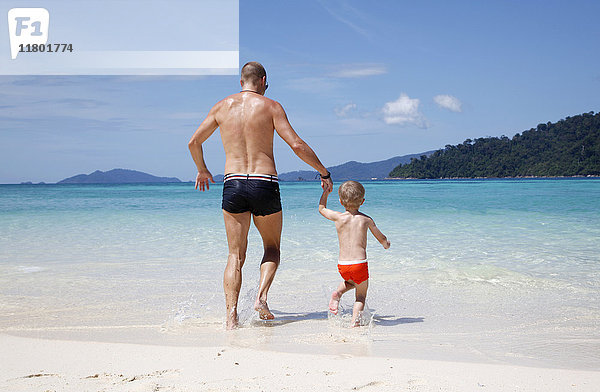 Vater mit Sohn am Strand