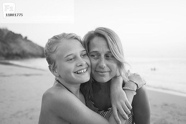 Mädchen mit Mutter am Strand