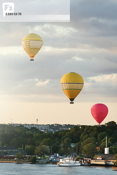 Heißluftballons über dem Hafen