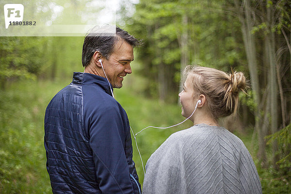 Vater und Tochter hören Musik
