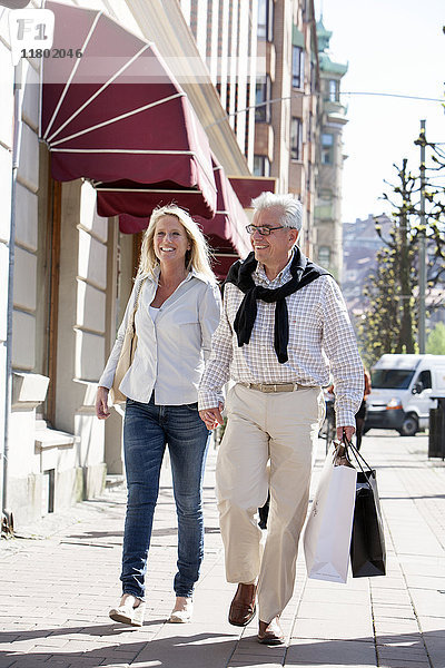 Älteres Paar geht auf der Straße