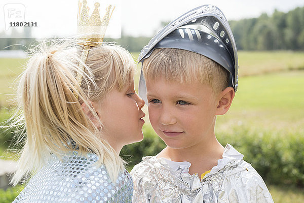 Junge und Mädchen in Kostümen