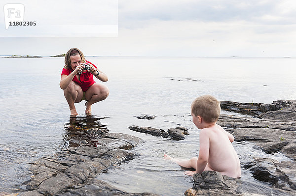 Mutter fotografiert ihren Sohn