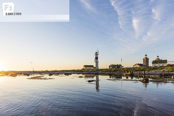 Leuchtturm und Gebäude an der Küste