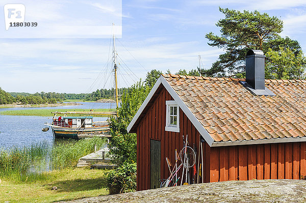 Holzhaus am Wasser