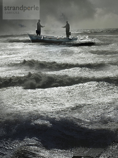 Zwei Geschäftsmänner reichen sich die Hand in einem Boot auf stürmischer See