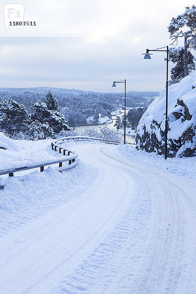 Kurvenreiche Straße im Winter
