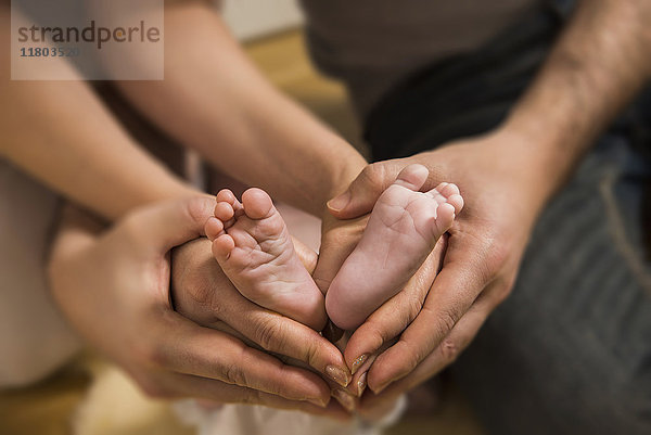 Close - up Eltern machen Herzform Symbol um Baby Jungen Füße
