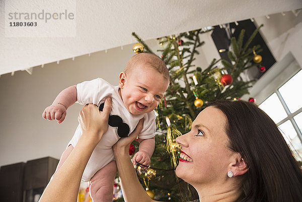 Mutter spielt mit ihrem kleinen Jungen