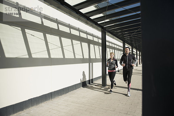 Mann und Frau joggen in der Stadt