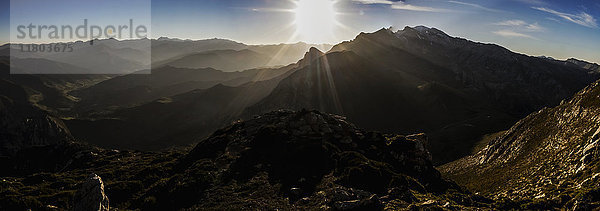 Panoramablick auf die Picos De Europa bei Sonnenuntergang