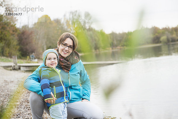 Porträt einer Mutter mit Sohn am Seeufer