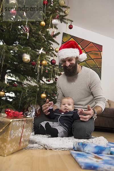 Vater mit kleinem Jungen kniend